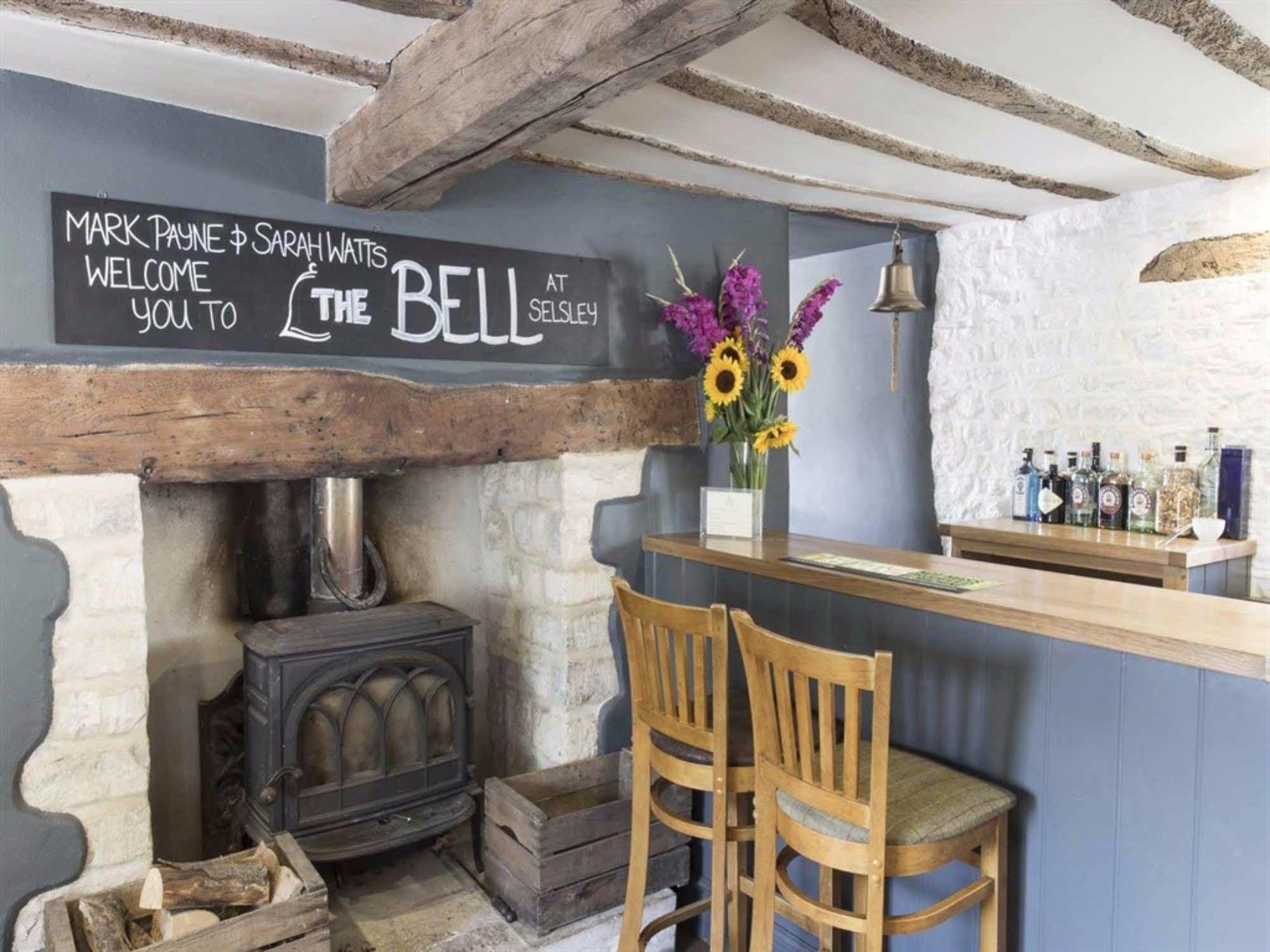 The Bell Inn Страуд Екстериор снимка